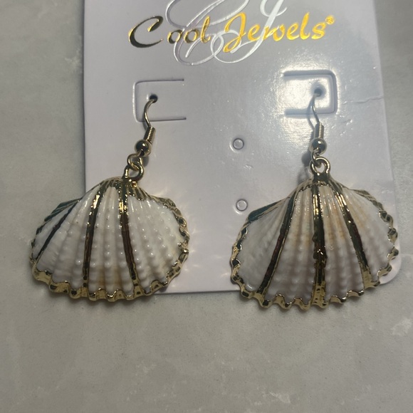 Shell shaped white and gold tone hanging earrings. NWT Beach summer shells - Picture 3 of 3